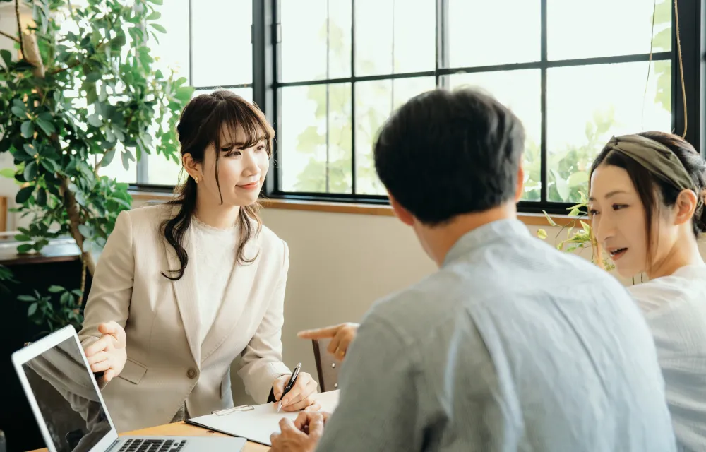 お客様と対面で相談するコンサルタント